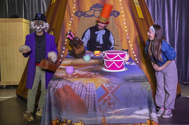 Alicia en El País de las Maravillas / Cía Teatro Narea